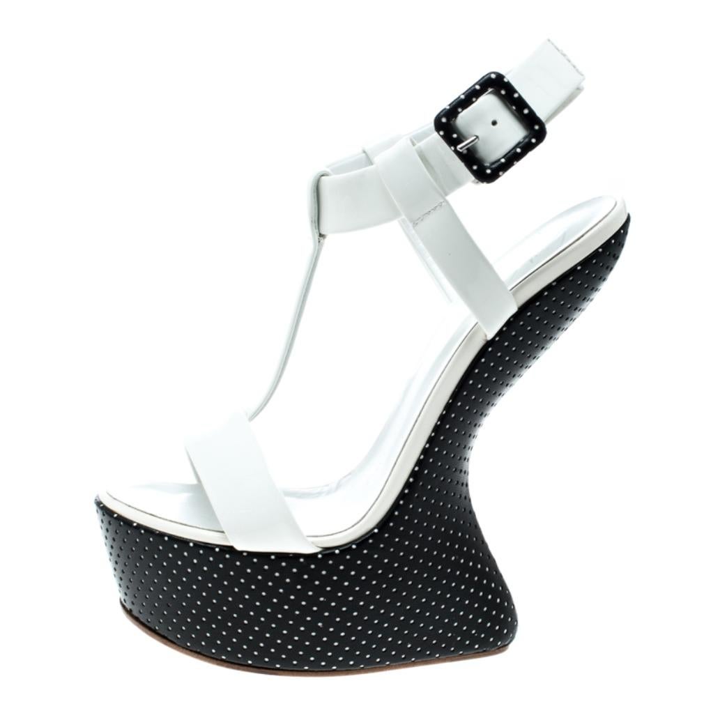 For the woman who loves to experiment with her style, these Giuseppe Zanotti Heel Less sandals are sure to make a great buy. They are meticulously crafted from leather in a T-strap design and they feature buckle fastenings and leather insoles. To