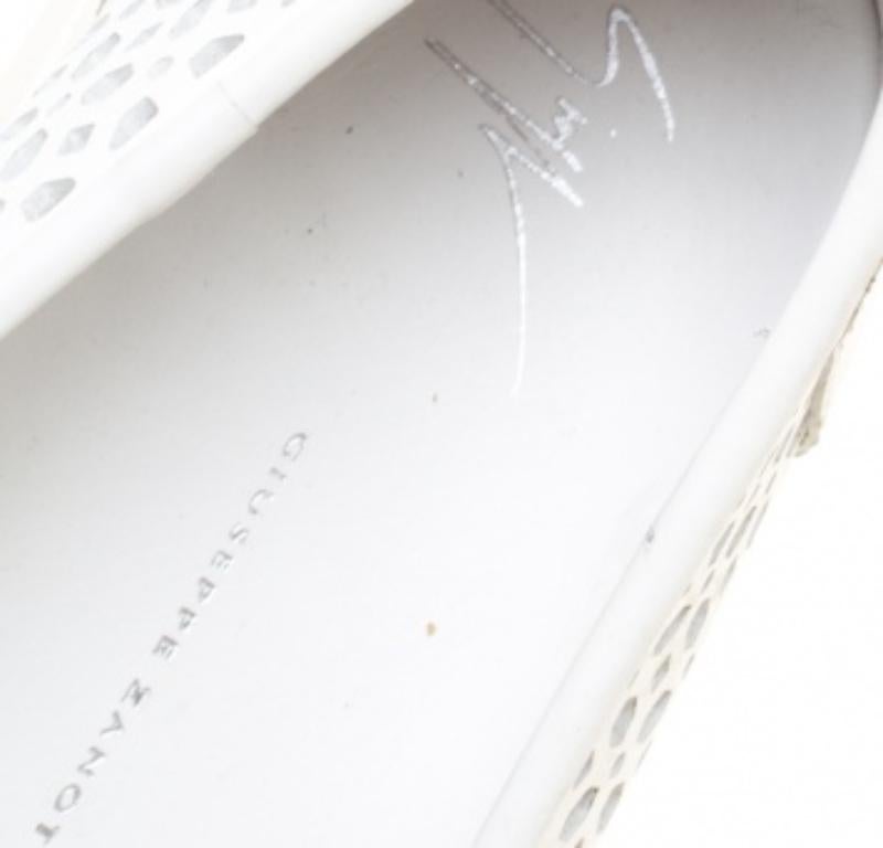 Giuseppe Zanotti Bianco Pelle Traforata Punta Metallica Skate Sneakers Taglia 40 In condizioni buone in vendita a Dubai, Al Qouz 2