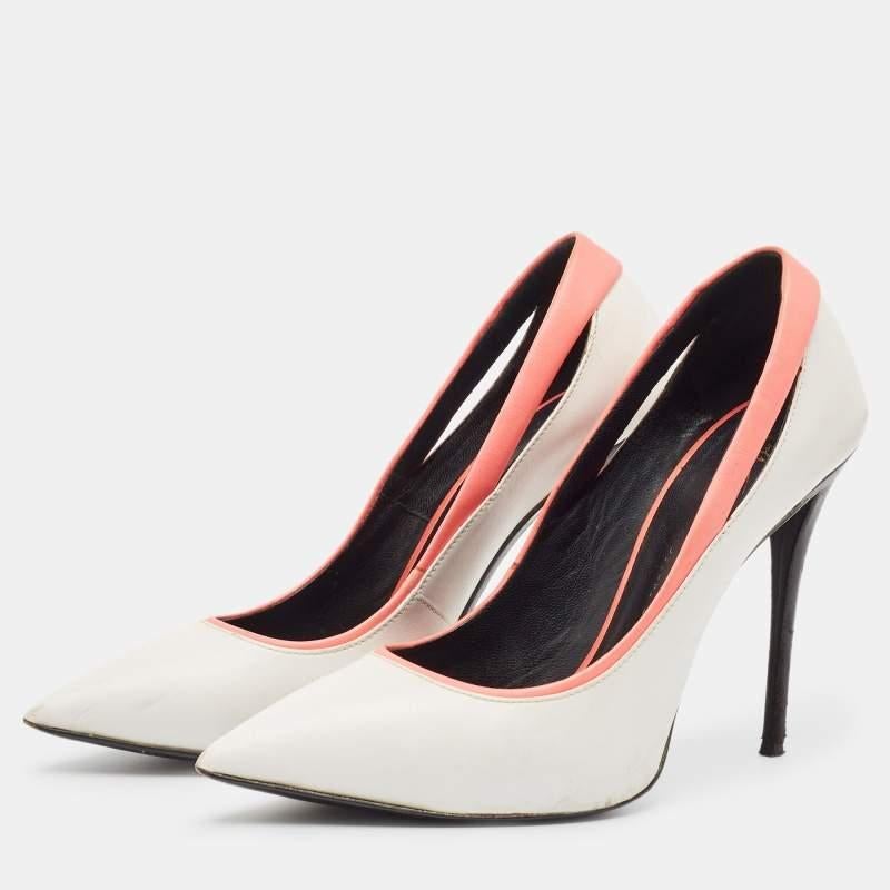 Faites preuve de chic avec ces escarpins de créateur. Ils présentent des talons robustes et des semelles durables, parfaits pour vos sorties à la mode.