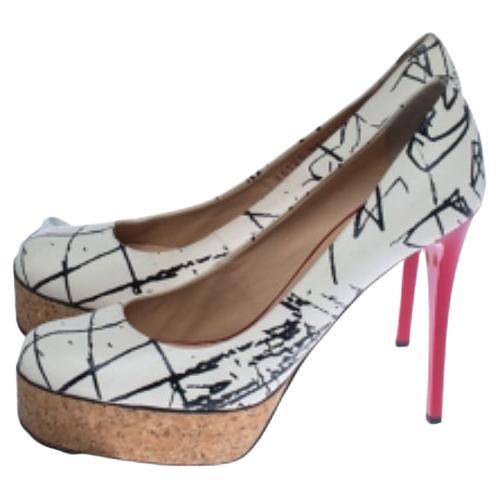 Dieses Paar von Giuseppe Zanotti ist eine tadellose Mischung aus Komfort und Stil. Die Pumps sind aus weißem Leder gefertigt und mit einem abstrakten Print versehen. Sie haben eine runde Zehenpartie und eine ledergefütterte Innensohle mit den