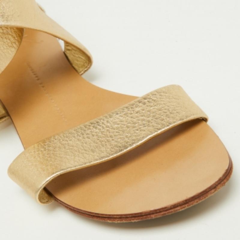 Mit diesen Designer-Sandalen können Sie jedes Outfit aufpeppen. Sie sind vielseitig, schick und lassen sich leicht stylen. Diese Sandalen sind aus hochwertigen MATERIALEN gefertigt und zeichnen sich durch eine gute Verarbeitung und lange Lebensdauer