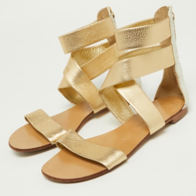 Giuseppe Zanotti Weiße Python geprägte Leder Knöchel Manschette Flache Sandalen Größe 38 im Angebot 1