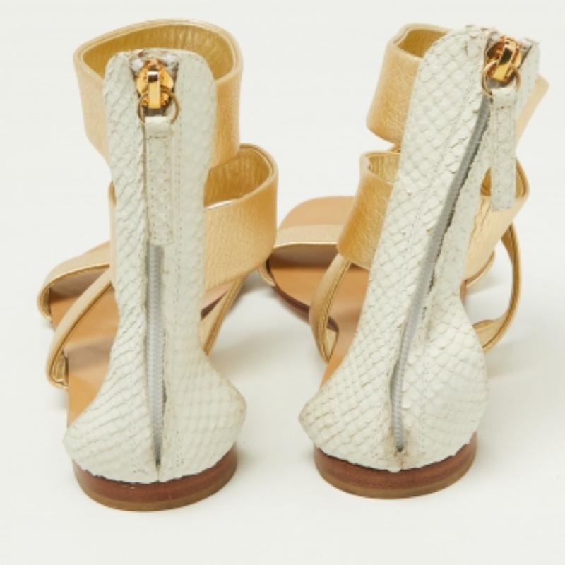 Giuseppe Zanotti Weiße Python geprägte Leder Knöchel Manschette Flache Sandalen Größe 38 im Angebot 3