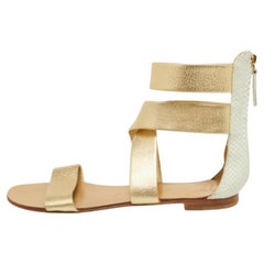 Giuseppe Zanotti Sandalias planas con puño en el tobillo de piel con relieve de pitón blanco talla 38