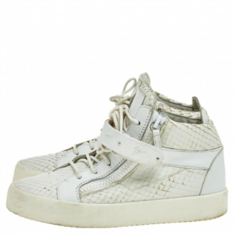 Llévate a casa un lujoso toque de alta costura con estas zapatillas de Giuseppe Zanotti. Confeccionadas en piel, estas zapatillas lucen relieve de pitón, correa de velcro, cierre de cordones y detalles de cremallera. No querrás perderte un par tan
