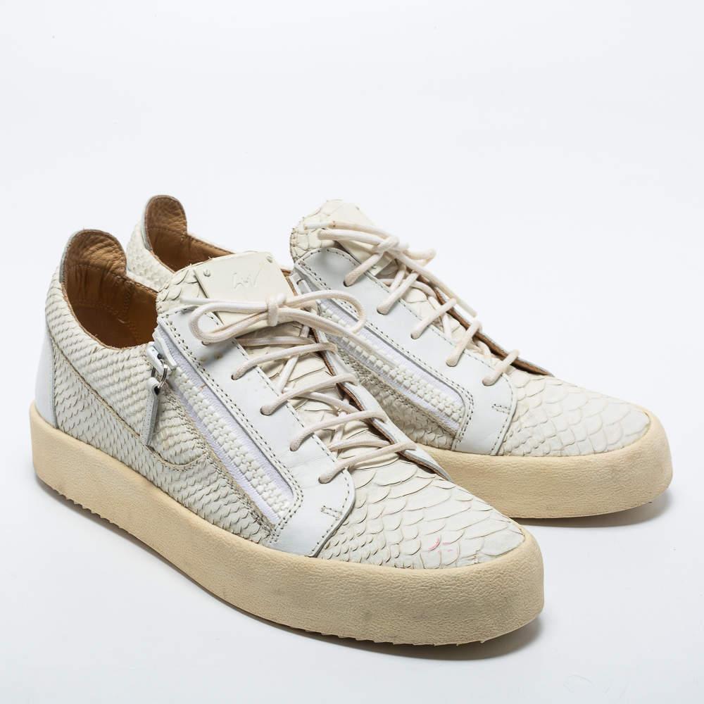 Giuseppe Zanotti White Python Embossed Leather London Low Top Sneakers Size 44 In Good Condition For Sale In Dubai, Al Qouz 2