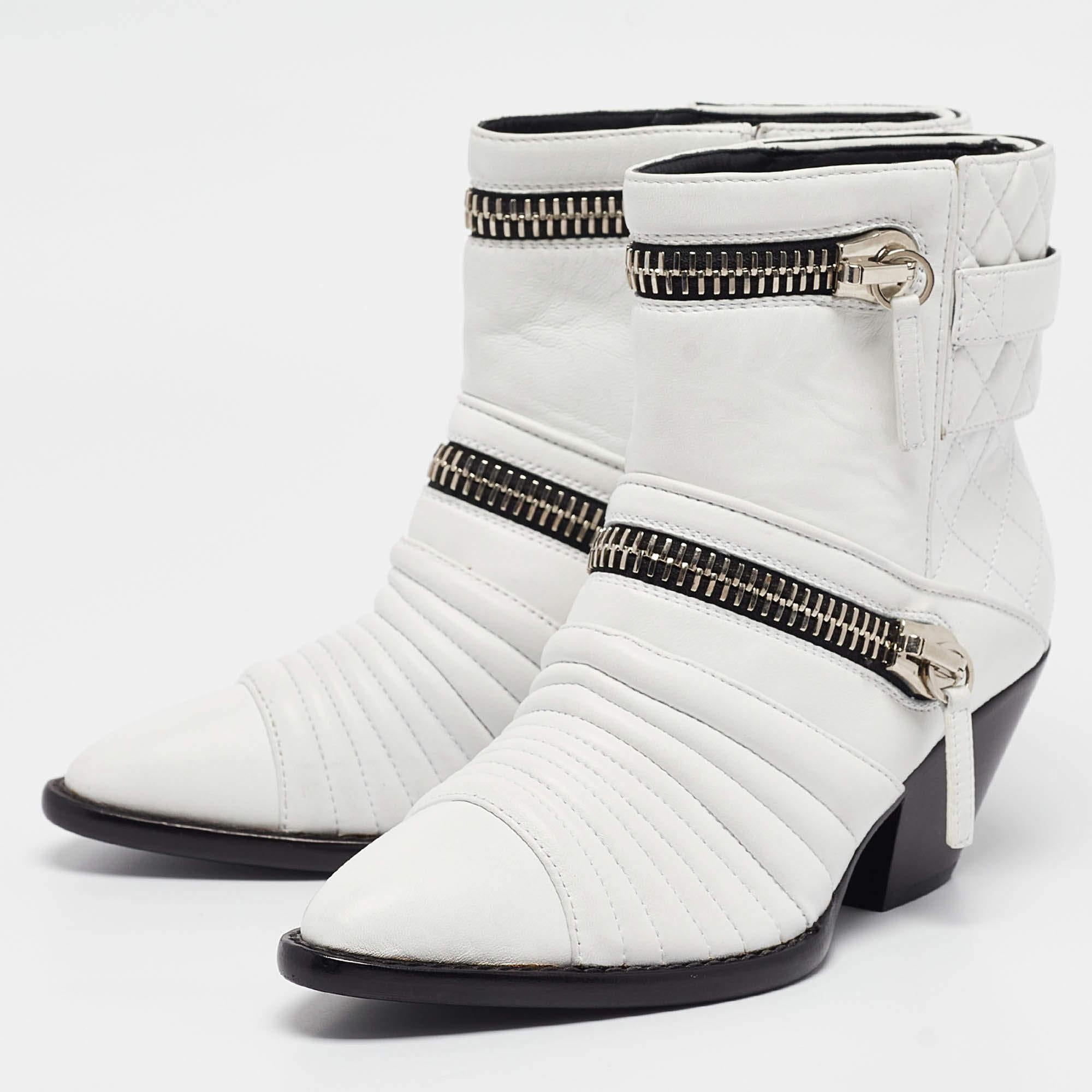 Meticulously designed into a smart silhouette these boots are on point with style. They come with comfortable insoles and durable outsoles to last you forever. These boots are just amazing and you definitely need to get them right away.