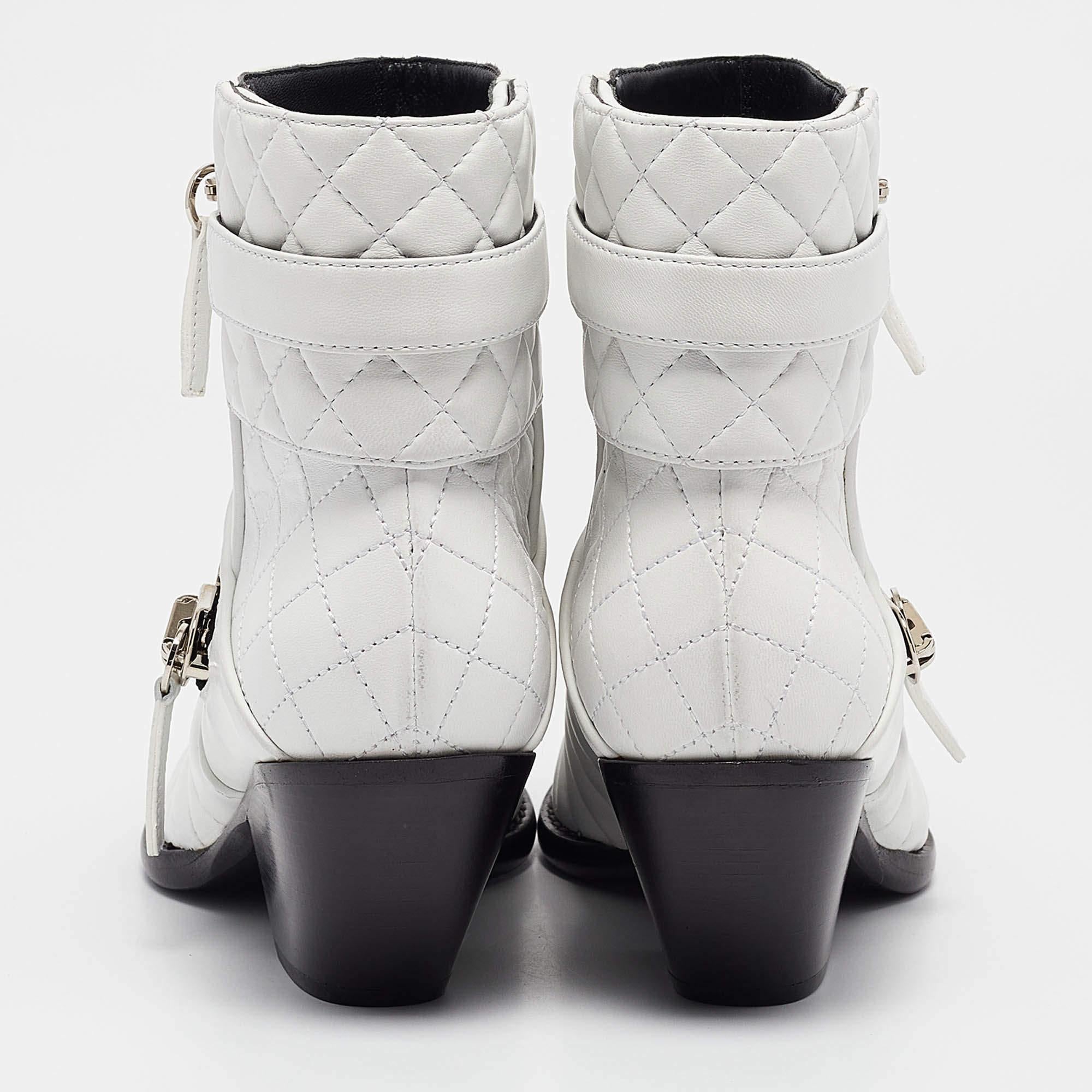 Women's Giuseppe Zanotti White Quilted Leather Ankle Boots Size 38 For Sale
