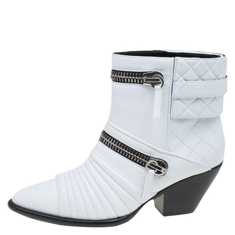 Giuseppe Zanotti White Quilted Leather Ankle Boots Size 39 In New Condition In Dubai, Al Qouz 2