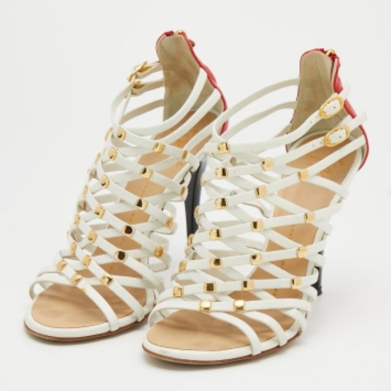 Questo elegante paio di sandali di Giuseppe Zanotti è ancora più bello ai piedi. Le scarpe hanno un esterno in pelle con cinturino e sono completate da punte aperte e da una minuteria dorata. Sono sollevate su tacchi di 11 cm.