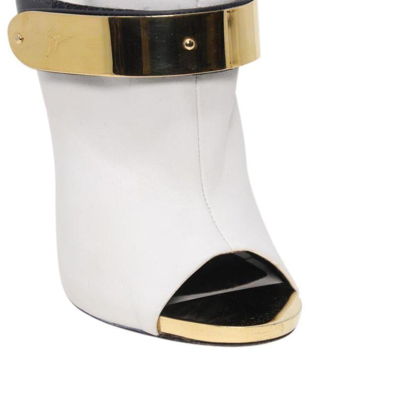 Giuseppe Zanotti White Women's Open Toe Gold-tone Velcro Strap Ankle Boots

These white leather Giuseppe Zanotti Peep-Toe booties feature a top gold-tone metal logo accents tightly secured with velcro straps, zip closure at the ankles and concealed
