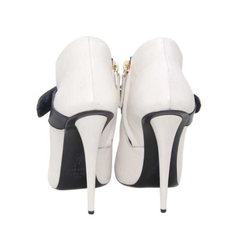 Giuseppe Zanotti Weiße Damenstiefeletten mit offener Zehe und goldenem Velcro-Riemen in Weiß im Zustand „Gut“ im Angebot in Downey, CA