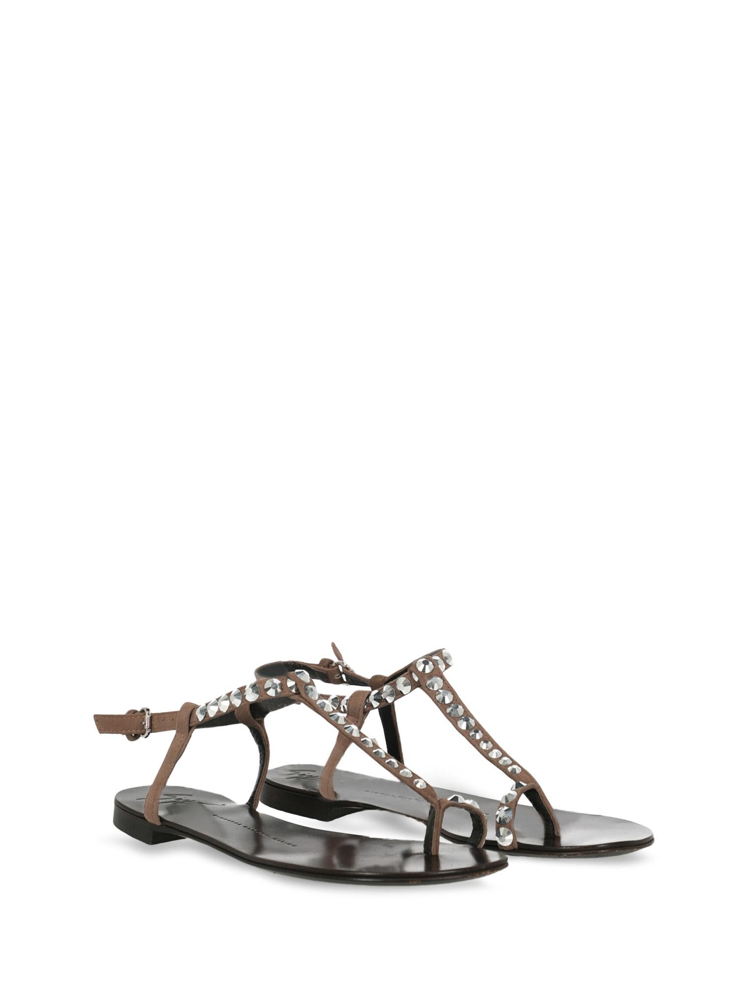 Shoe, leather, solid color, iconic detail, buckle fastening, silver-tone hardware, rockstud embellishment

Includes: N/A

Product Condition: Very Good
Sole: visible signs of use. Insole: visible scratches.

Measurements: N/A 

Composition:
Upper: