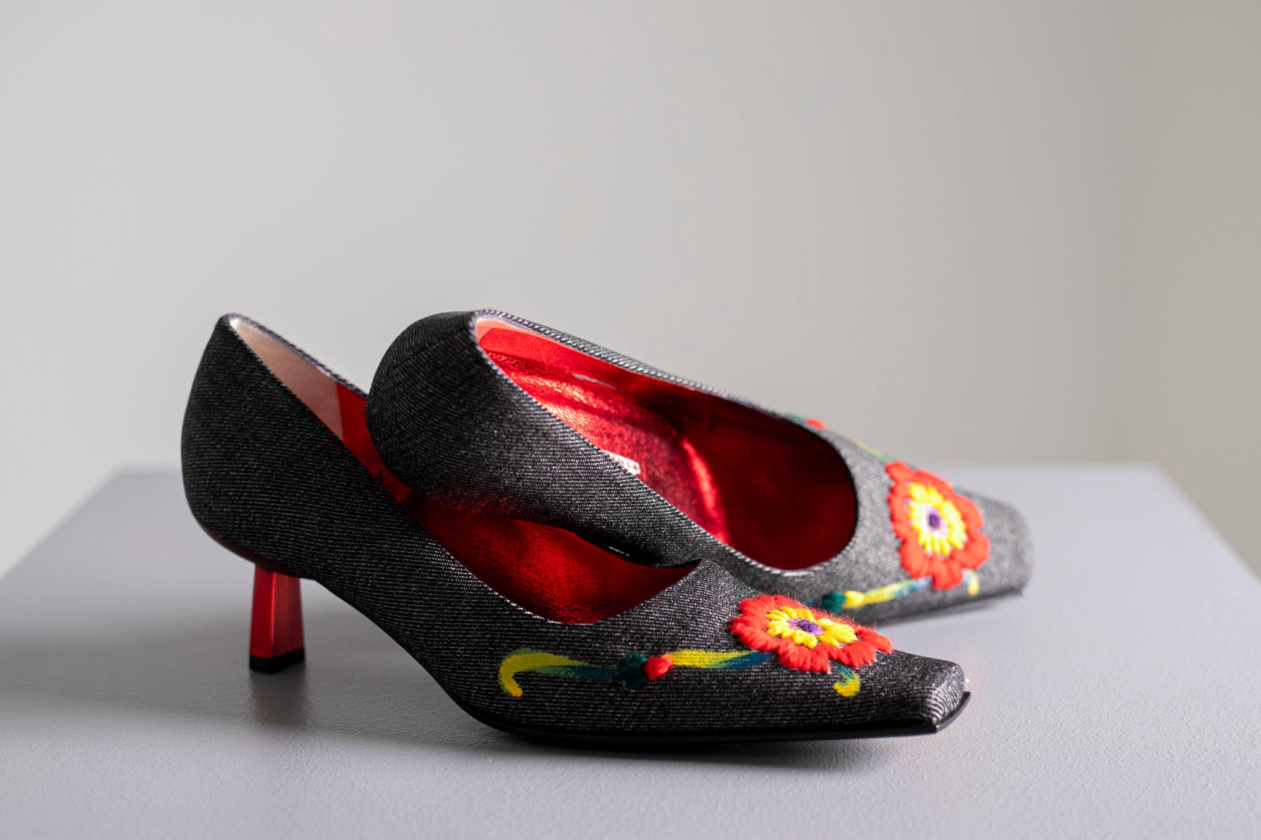 Chaussures très spéciales pour femmes Giuseppe Zanotti. Fabrication extraordinaire, les chaussures sont doublées de toile rigide et ont des fleurs jaunes et rouges brodées sur le bout et des détails à la détrempe qui les font ressembler à une œuvre