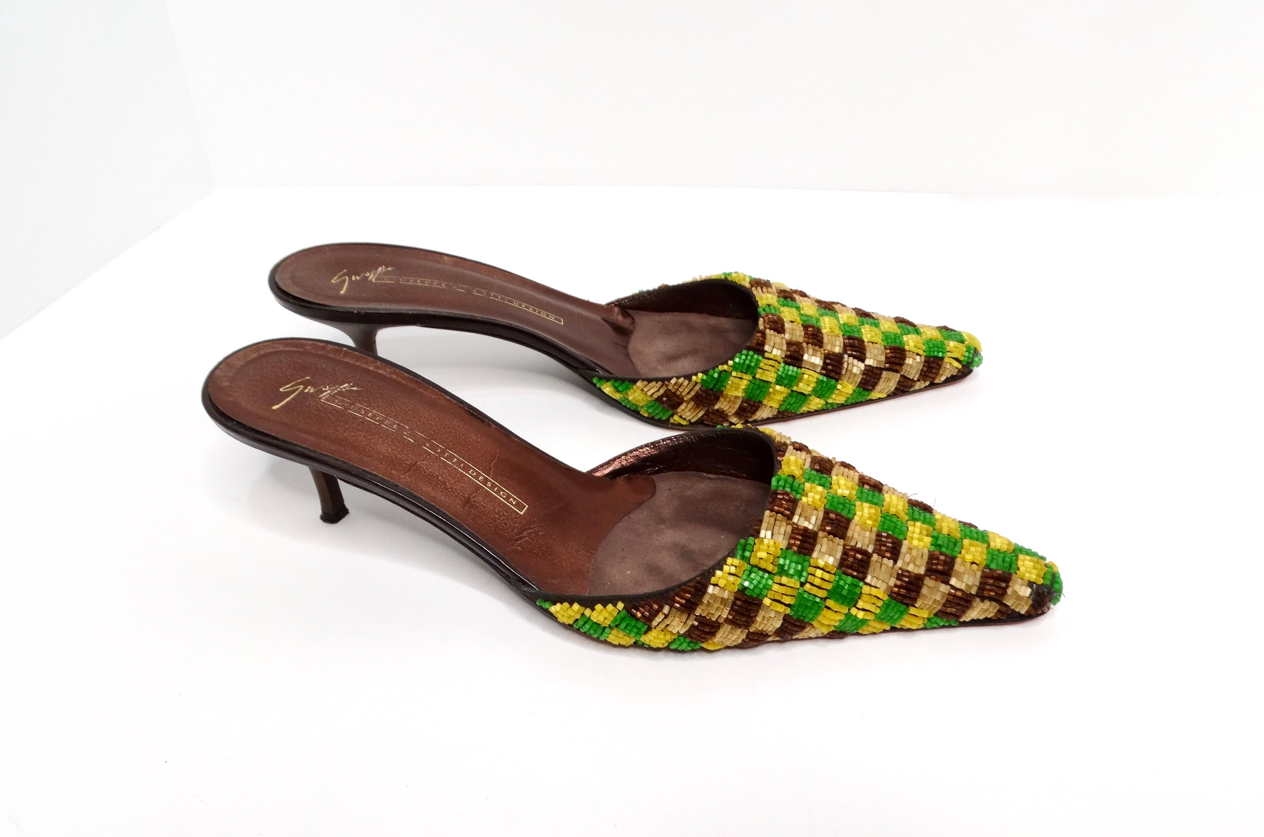 Te presentamos los zapatos de tacón de gatito Giuseppe Zanotti Y2K verde y amarillo con cuentas a cuadros, un complemento divertido y elegante para tu colección de calzado. Estas chanclas sin cordones presentan una elegante puntera puntiaguda