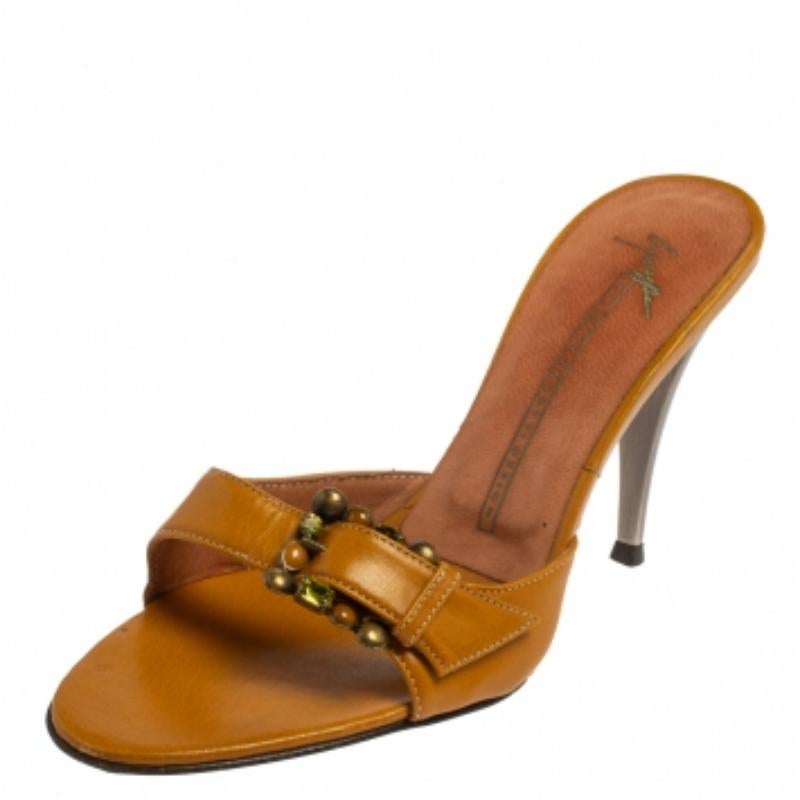 Timelessly elegant and stylish, Giuseppe Zanotti's collections capture the effortless, nonchalant finesse of the modern woman. Crafted from leather in a yellow hue, the pumps are adorned with embellished buckles and elevated on 9.5 cm heels.