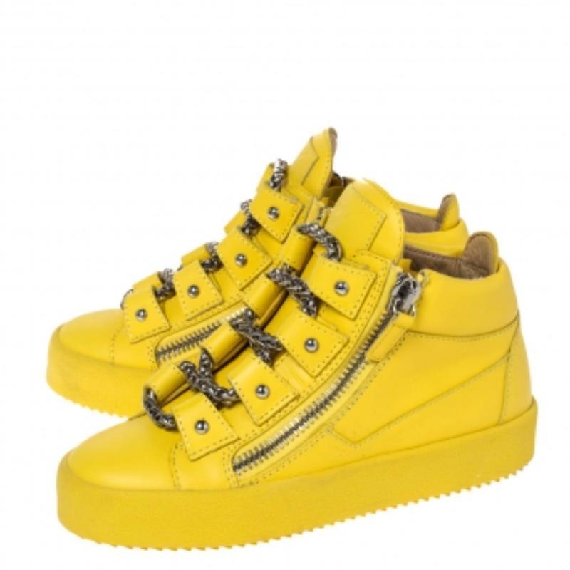 Goditi la comodità delle calzature con questo paio di sneakers di Giuseppe Zanotti. Sono state realizzate in pelle e progettate con lacci a catena e cerniere sulla tomaia. Foderate in pelle, le sneakers sono facili da indossare e da togliere.