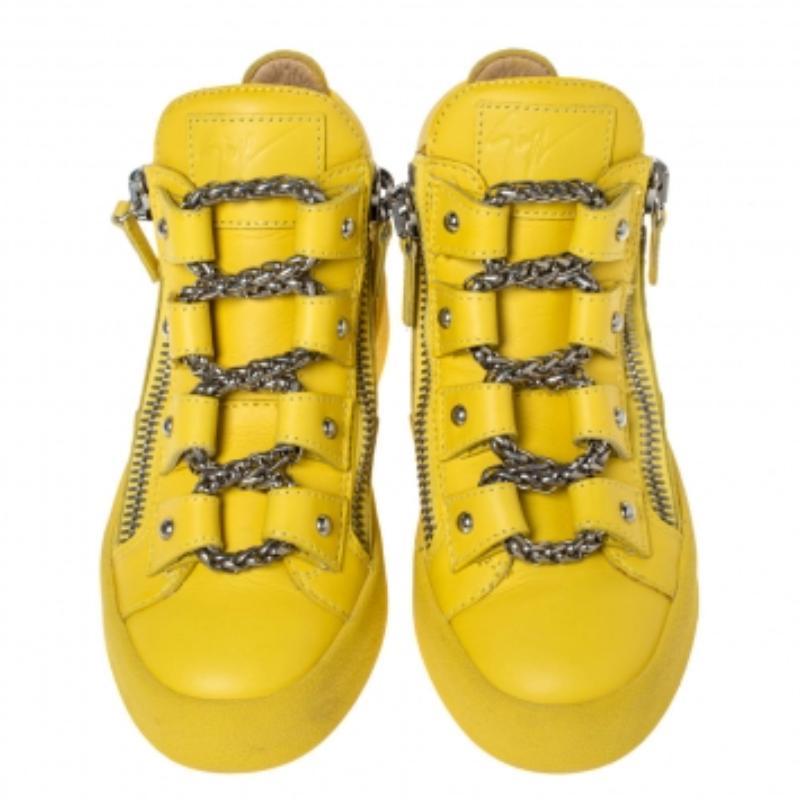 Giallo Giuseppe Zanotti, pelle gialla con lacci e catene d'oro, scarpe da ginnastica con doppia zip, taglia 35 in vendita