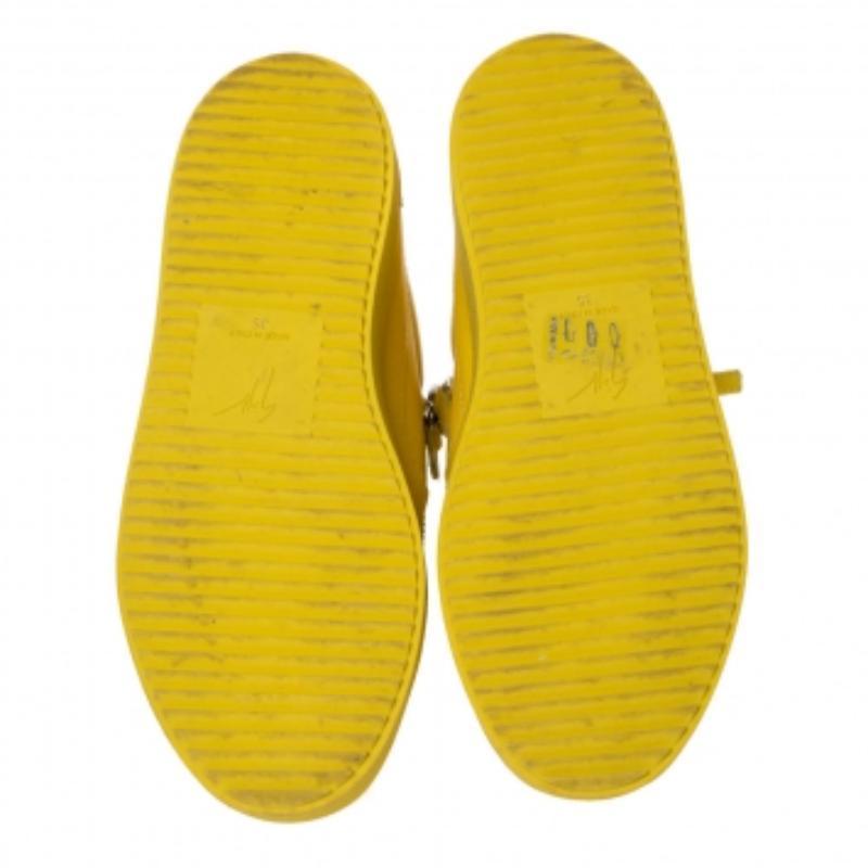 Giuseppe Zanotti, pelle gialla con lacci e catene d'oro, scarpe da ginnastica con doppia zip, taglia 35 In condizioni buone in vendita a Dubai, Al Qouz 2