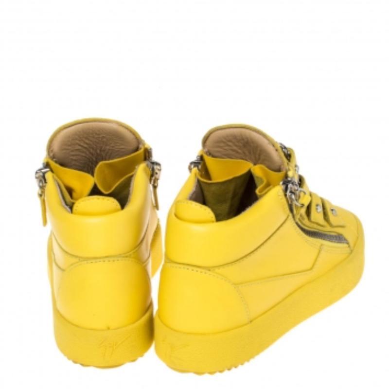 Donna Giuseppe Zanotti, pelle gialla con lacci e catene d'oro, scarpe da ginnastica con doppia zip, taglia 35 in vendita