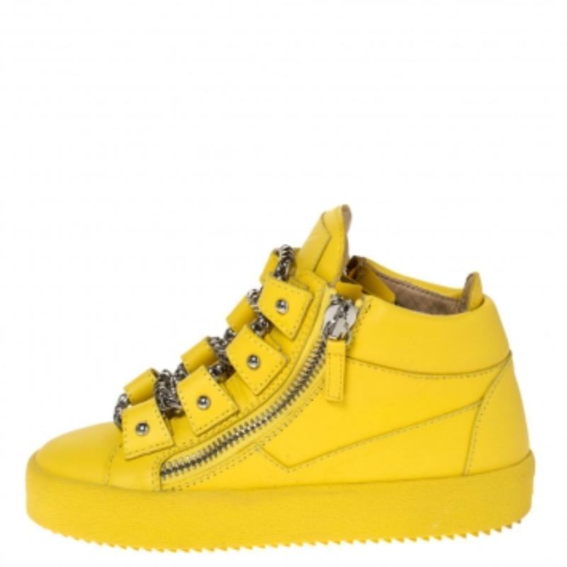 Giuseppe Zanotti, pelle gialla con lacci e catene d'oro, scarpe da ginnastica con doppia zip, taglia 35 in vendita 1