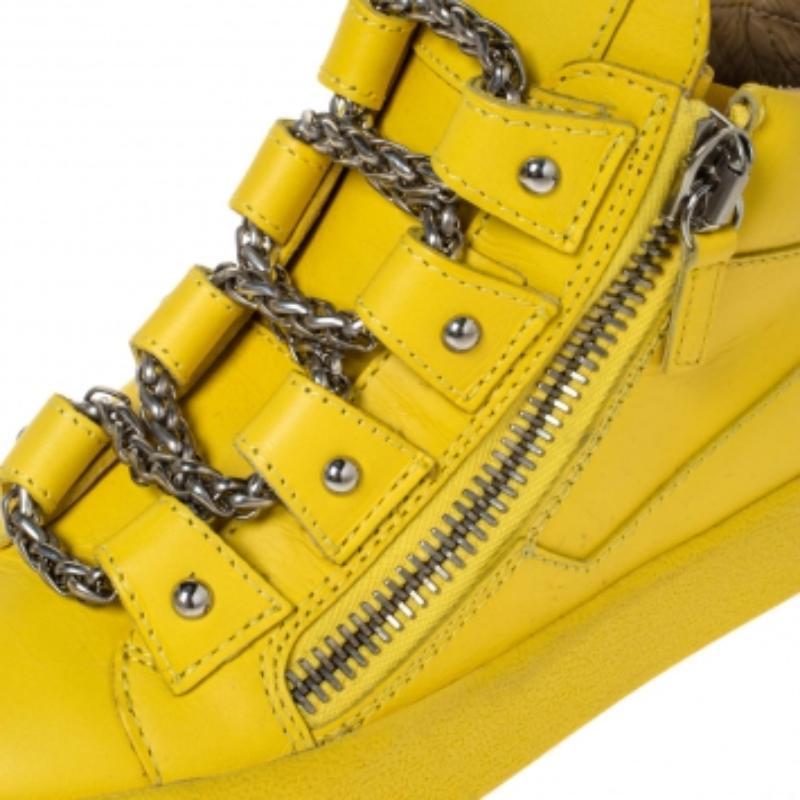 Giuseppe Zanotti, pelle gialla con lacci e catene d'oro, scarpe da ginnastica con doppia zip, taglia 35 in vendita 2