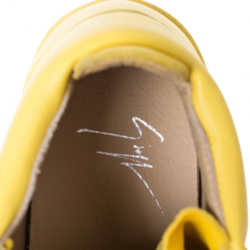 Giuseppe Zanotti, pelle gialla con lacci e catene d'oro, scarpe da ginnastica con doppia zip, taglia 35 in vendita 3
