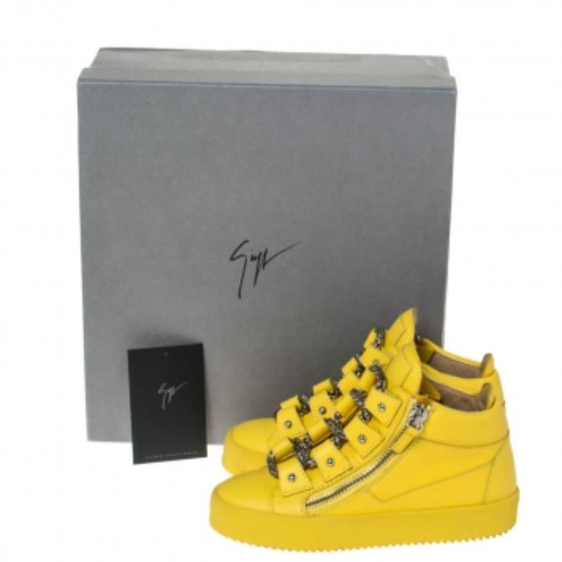 Giuseppe Zanotti, pelle gialla con lacci e catene d'oro, scarpe da ginnastica con doppia zip, taglia 35 in vendita 4