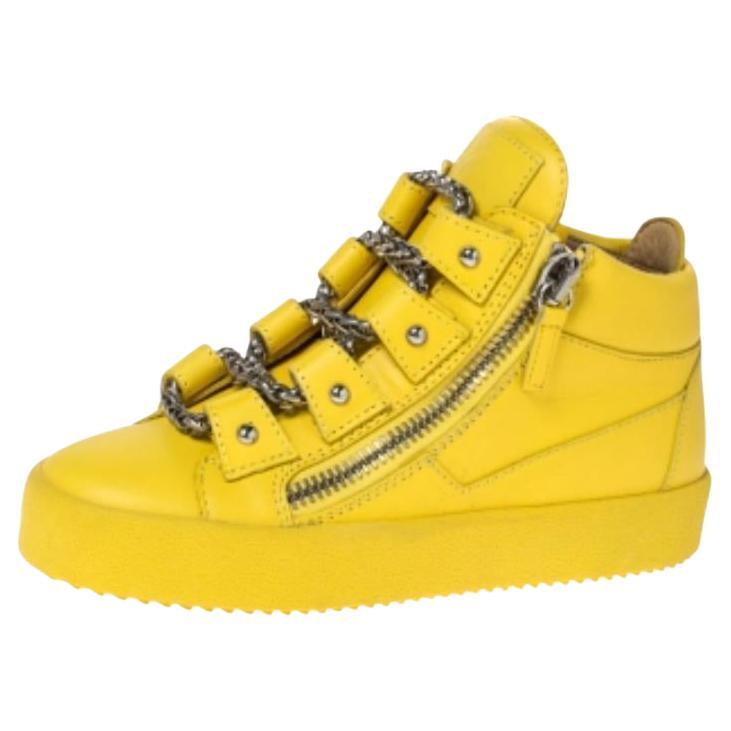 Giuseppe Zanotti, pelle gialla con lacci e catene d'oro, scarpe da ginnastica con doppia zip, taglia 35 in vendita