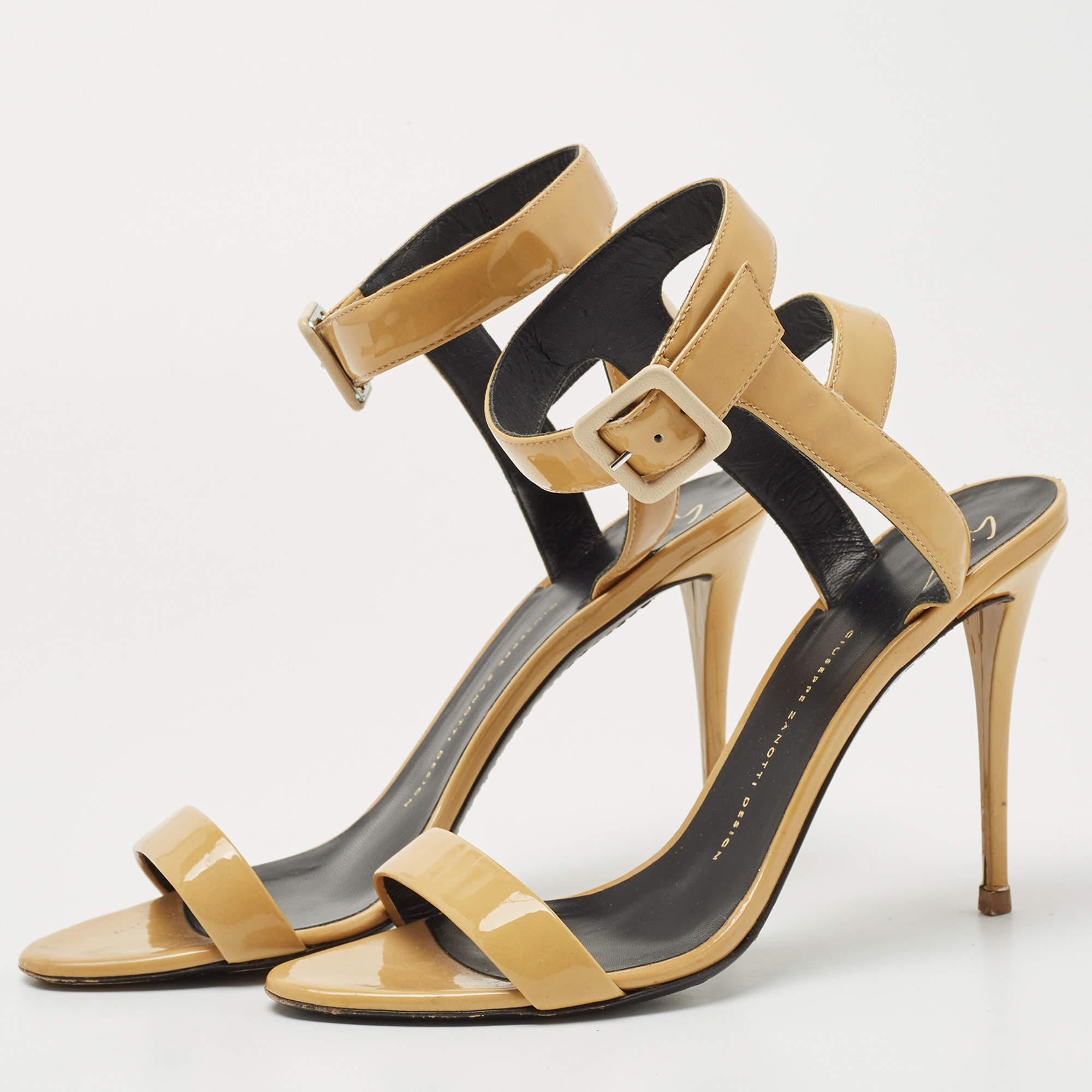 Ces sandales sont chics et contemporaines. Fabriqué à partir de matériaux de première qualité  ces chaussures encadreront luxueusement vos pieds et rempliront votre journée de pas audacieux.