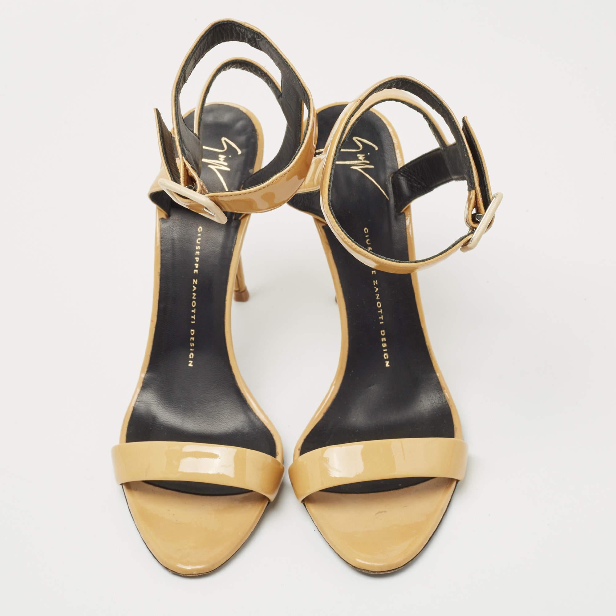 Jaune Sandales à manchettes Giuseppe Zanotti en cuir verni jaune, taille 40 en vente