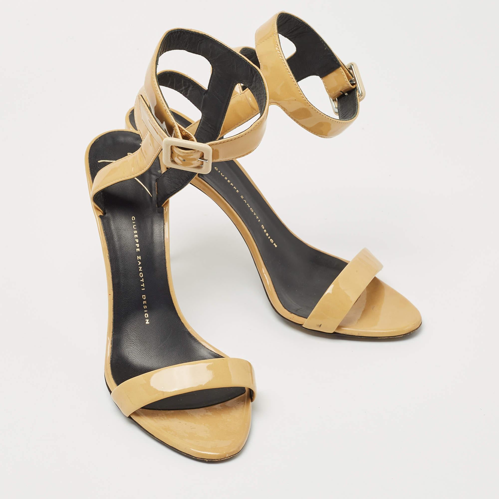 Sandales à manchettes Giuseppe Zanotti en cuir verni jaune, taille 40 Bon état - En vente à Dubai, Al Qouz 2
