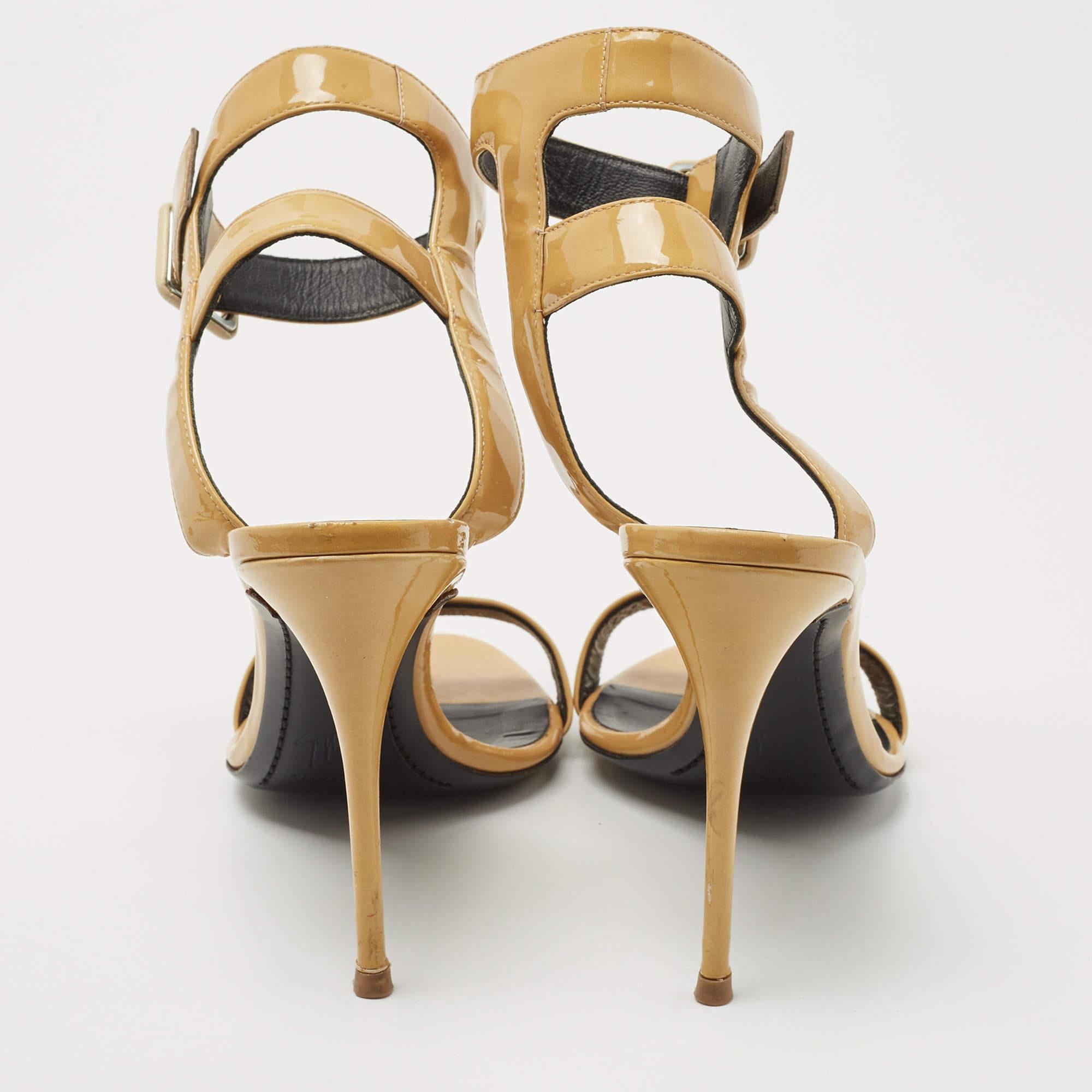 Sandales à manchettes Giuseppe Zanotti en cuir verni jaune, taille 40 Pour femmes en vente