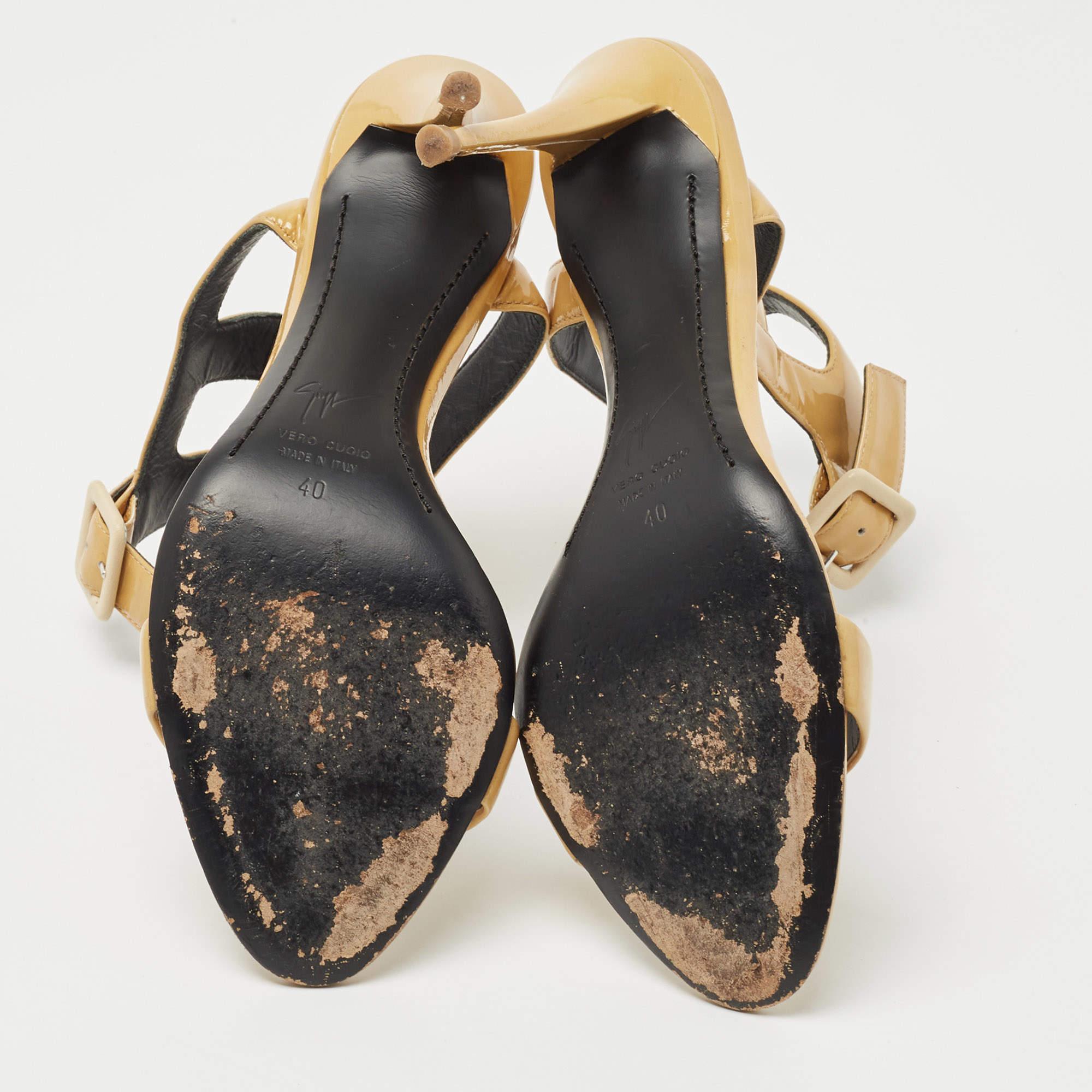 Sandales à manchettes Giuseppe Zanotti en cuir verni jaune, taille 40 en vente 1