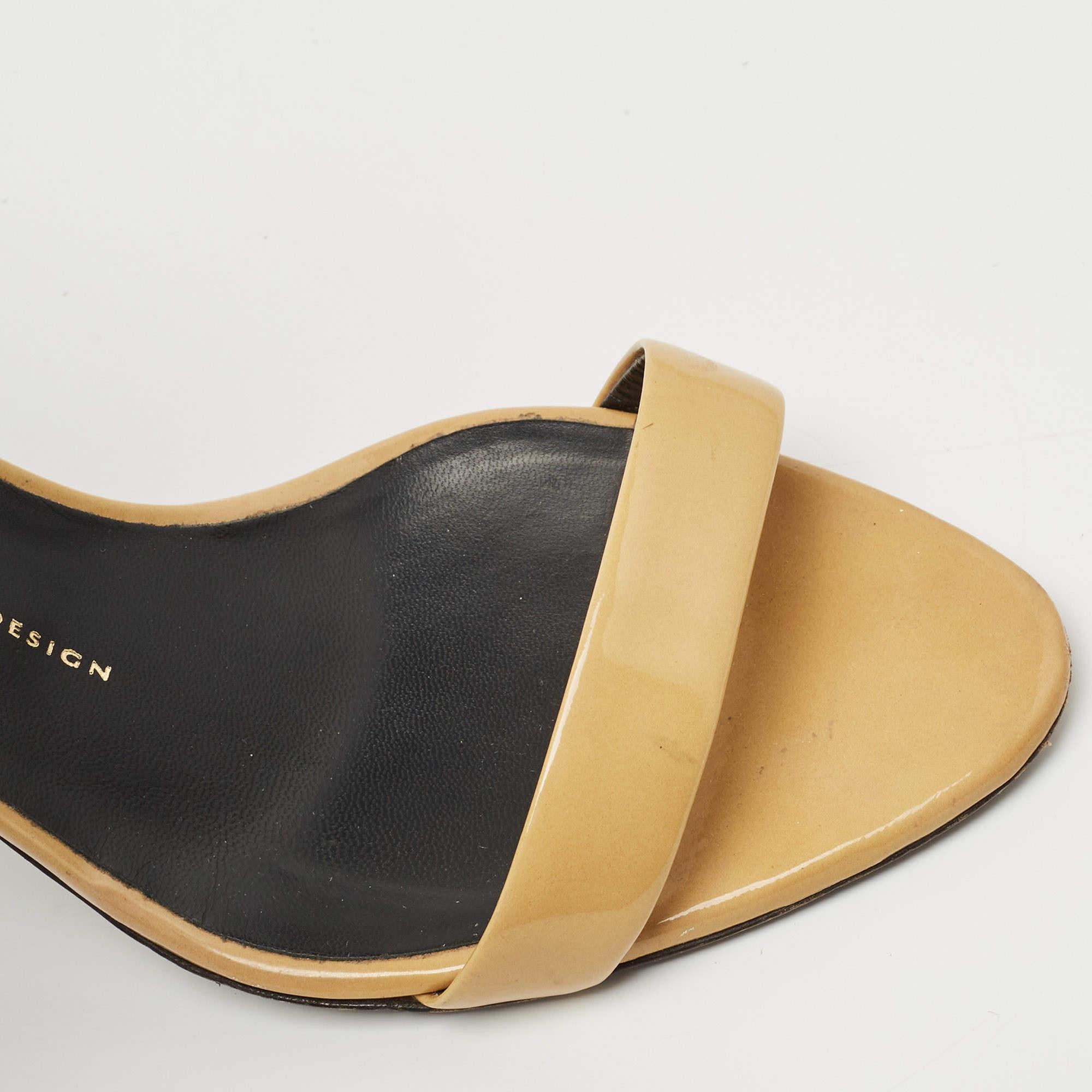 Sandales à manchettes Giuseppe Zanotti en cuir verni jaune, taille 40 en vente 2