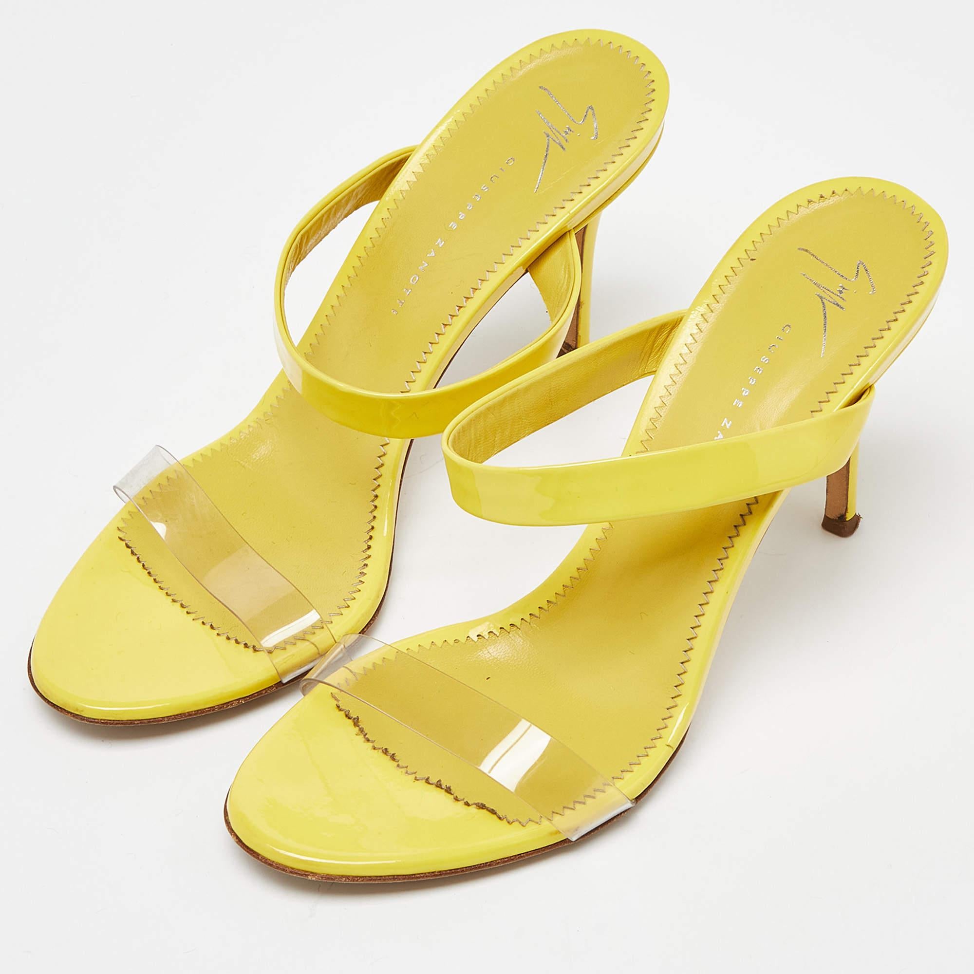 These sandals will frame your feet in an elegant manner. Crafted from quality materials, they display a classy design and comfortable insoles.