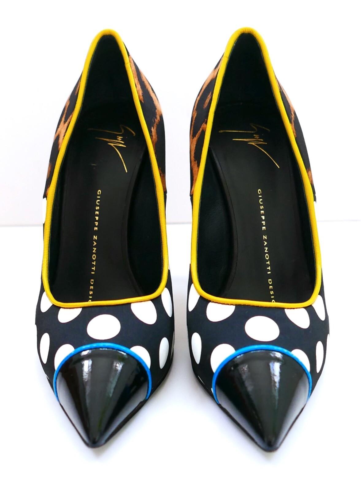 Divertidísimos zapatos de salón Giuseppe Zanotti Yvette con estampado múltiple. Usado una vez - tiene un par de zonas decoloradas por el pegamento. Fabricados en satén liso de lunares y estampado animal, con adornos de charol azul y amarillo, tienen