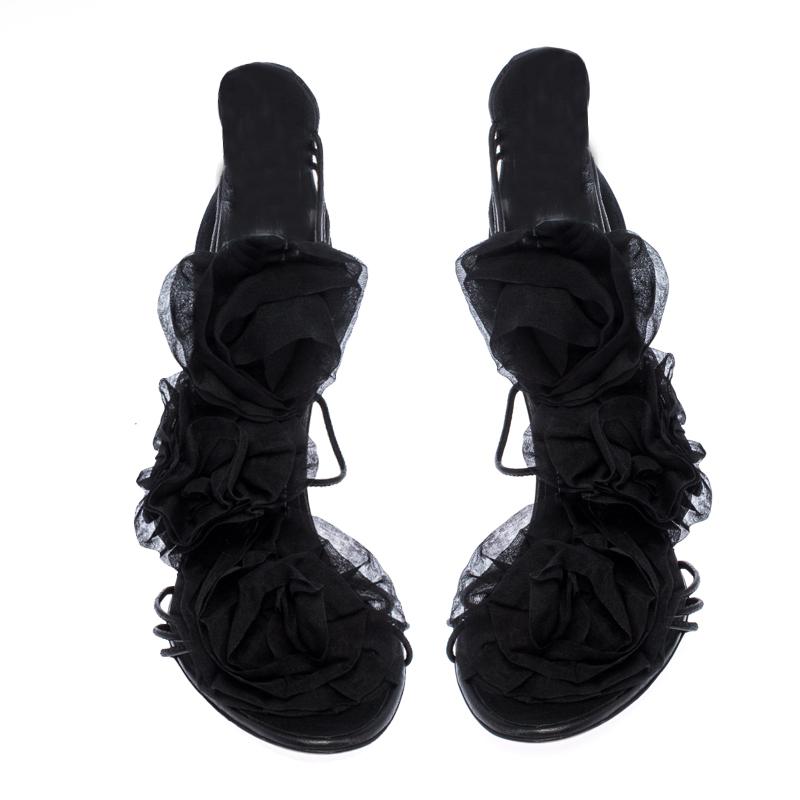 Giussepe Zanotti Black Leather Floral Detail Strappy Sandals Size 39.5 In Good Condition For Sale In Dubai, Al Qouz 2