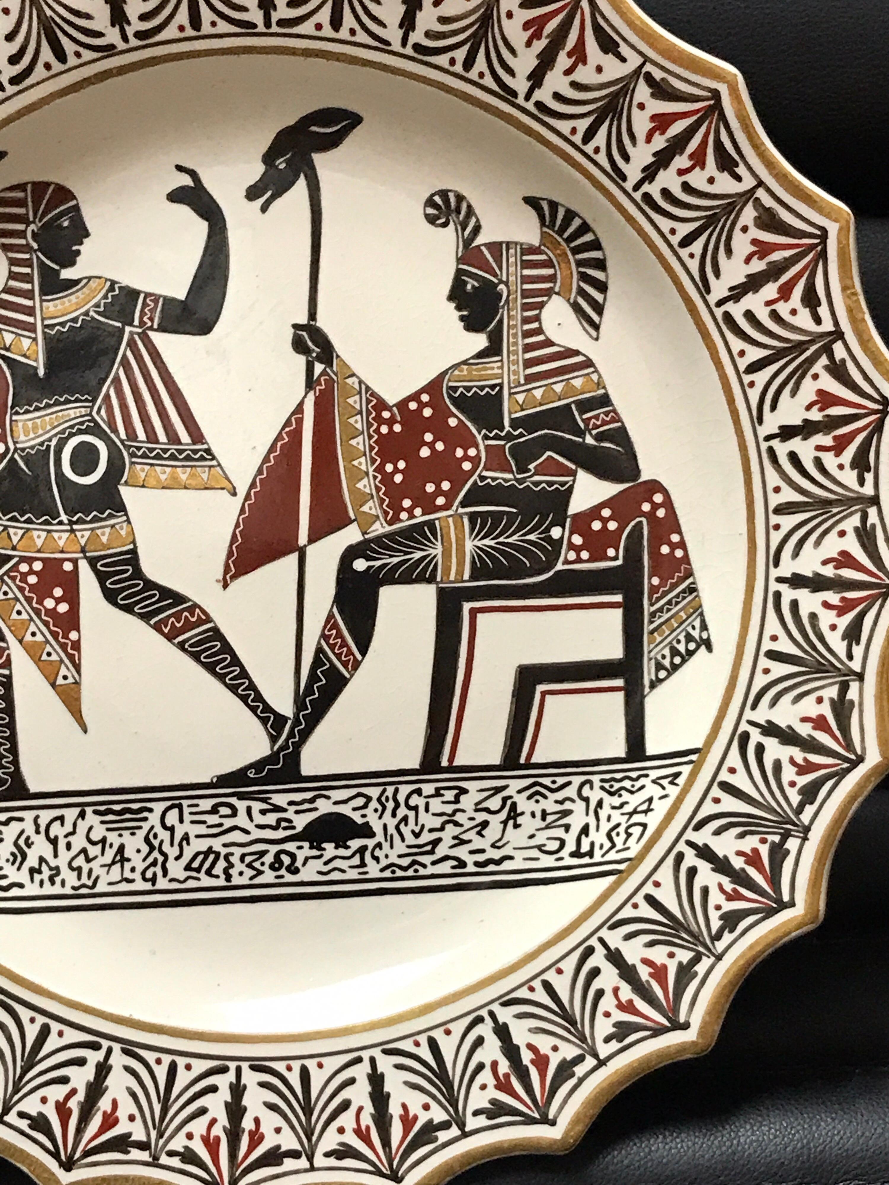 Piatto in ceramica a motivi egiziani Giustiniani con riflessi dorati, Roditore In condizioni buone in vendita a West Palm Beach, FL