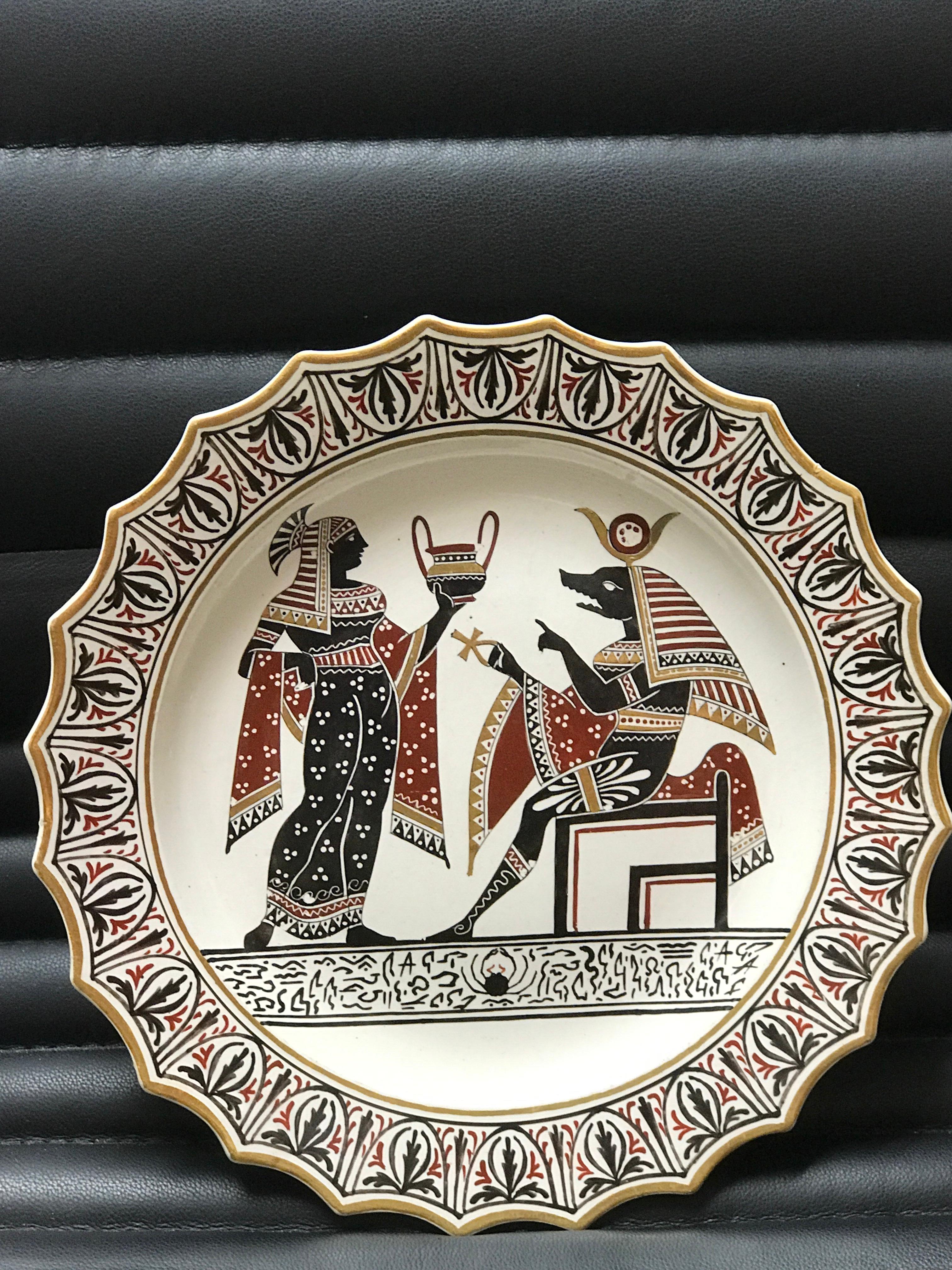 Giustiniani Egyptomania Keramikteller mit Anubis und vergoldeten Highlights
Neapolitanische Manufaktur (Biagio Giustiniani & Sons), datiert auf 1830-1840, eingeprägte Schrift Giustiniani und andere Zeichen.
 