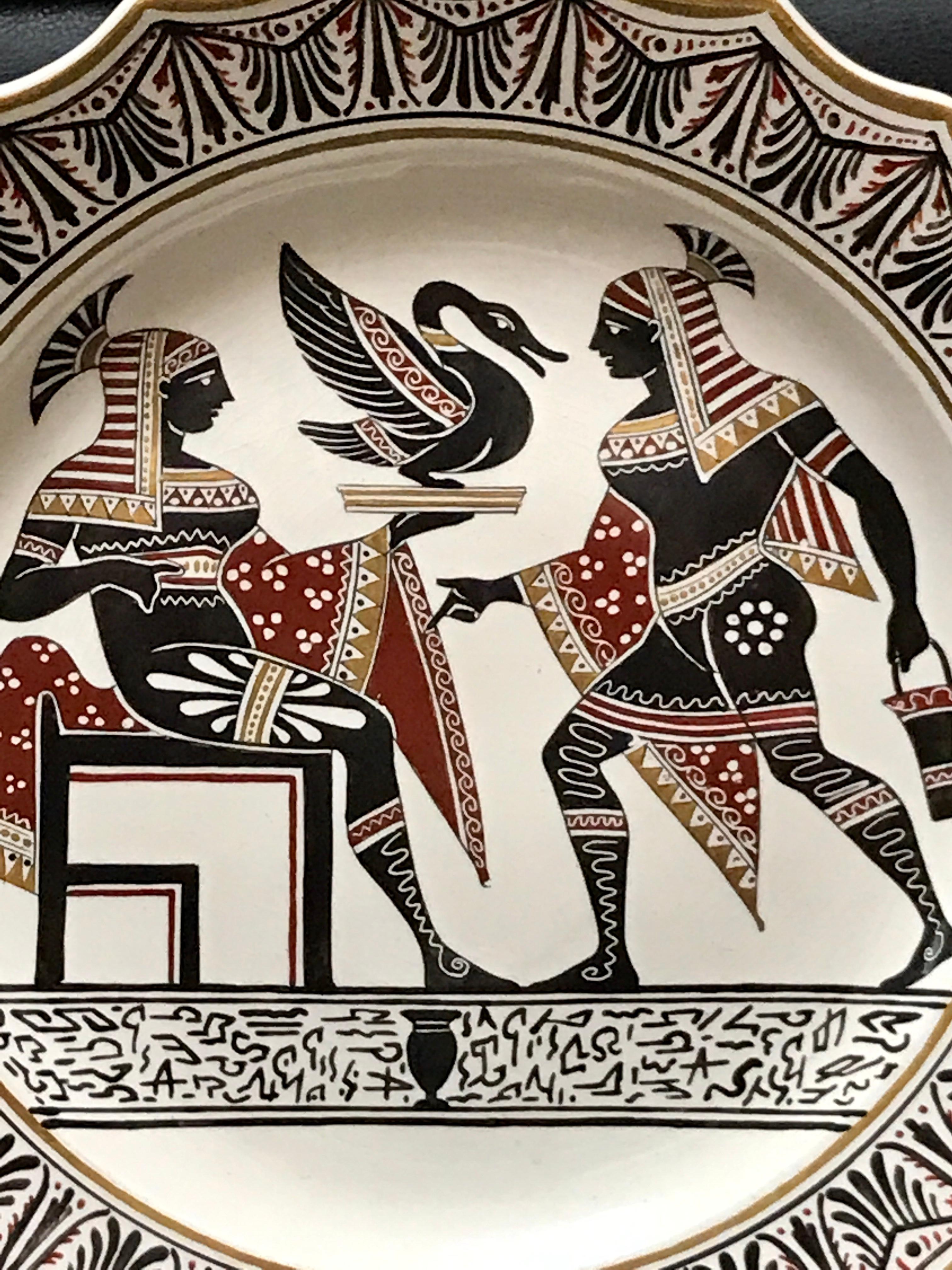Giustiniani Egyptomania-Keramikteller mit vergoldeten Akzenten, Urne im Angebot 1