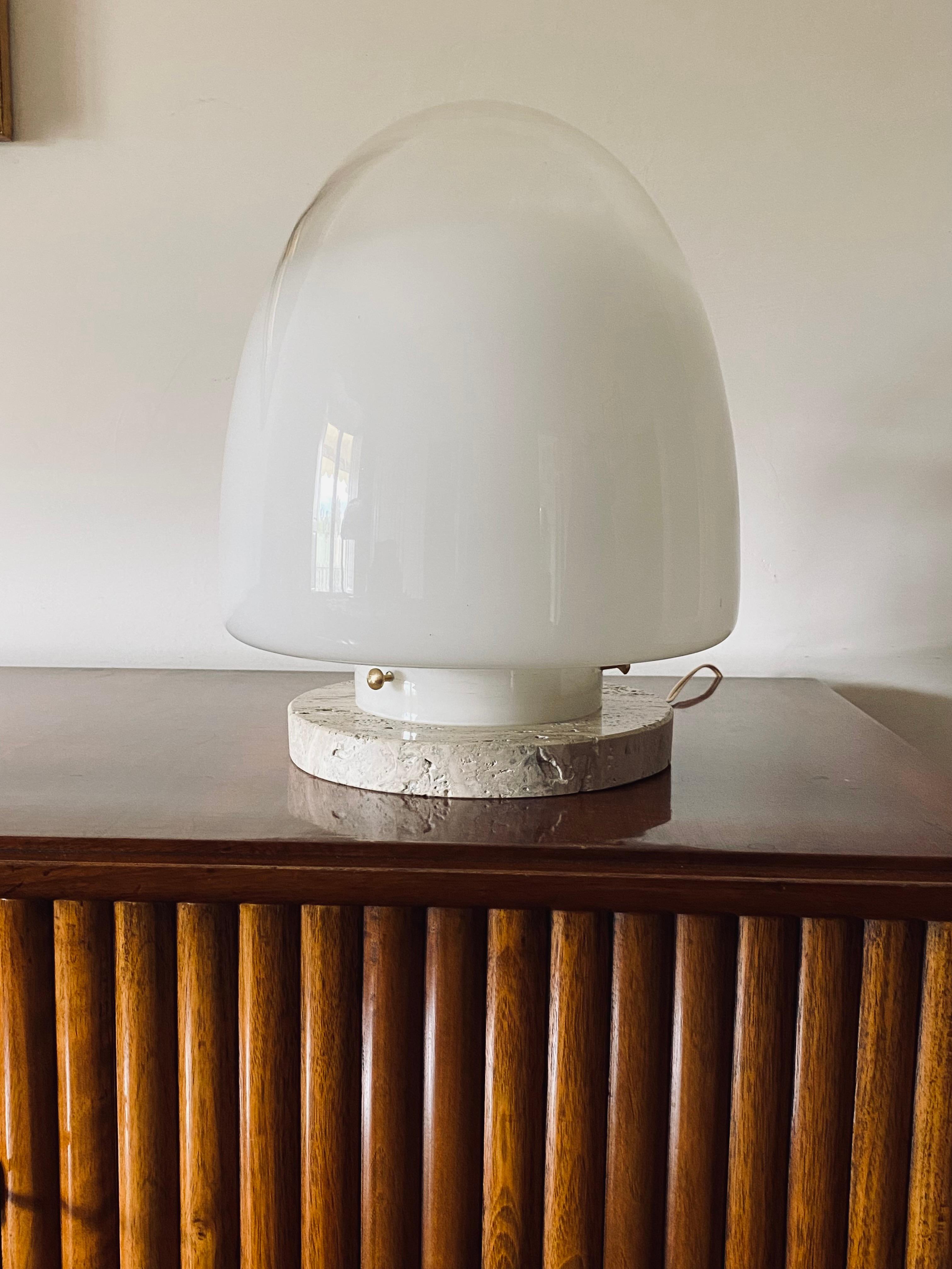 Giusto Toso Murano Kunstglas Tischlampe

Leucos, Italien 1970er Jahre

Sockel aus Travertin, Messing

H: 43 cm Durchmesser: 32 cm

Bedingungen: ausgezeichnet, keine Mängel