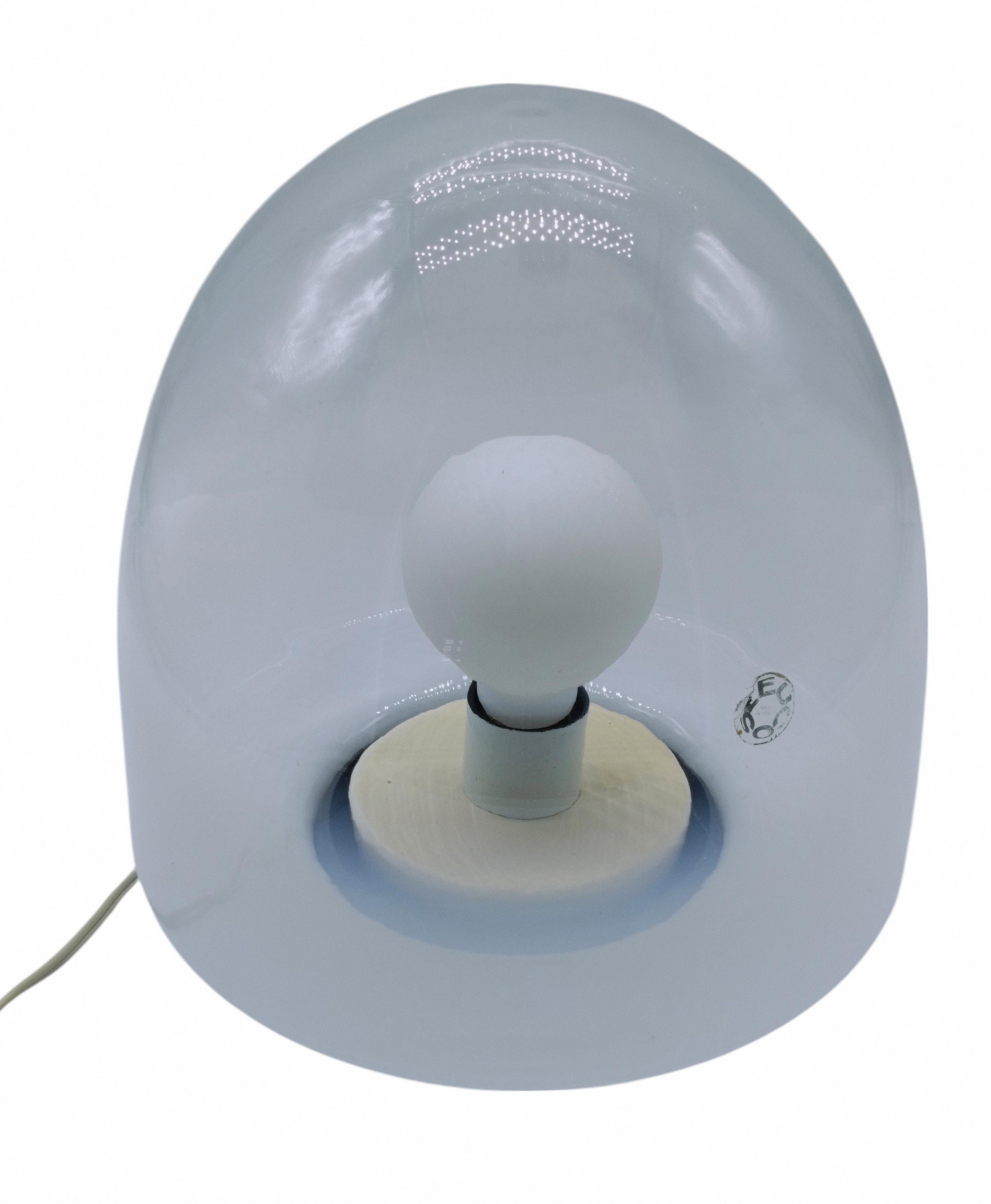 Lampada da tavolo Modello EBE disegnata da Giusto Toso per la Ditta Italiana Leucos negli anni 70. La lampada e' in vetro di Murano soffiato colore bianco sfumato trasparente.