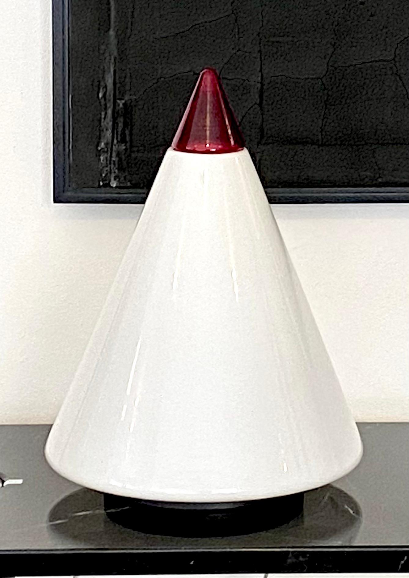 Large table lamp designed by Giusto Toso and manufactured by Leucos in 1977, white opaline and with red pyramid crystal terminating all made of Murano glass.
Excellent condition. Single bulb in the interior. The glass lifts off simply with no
