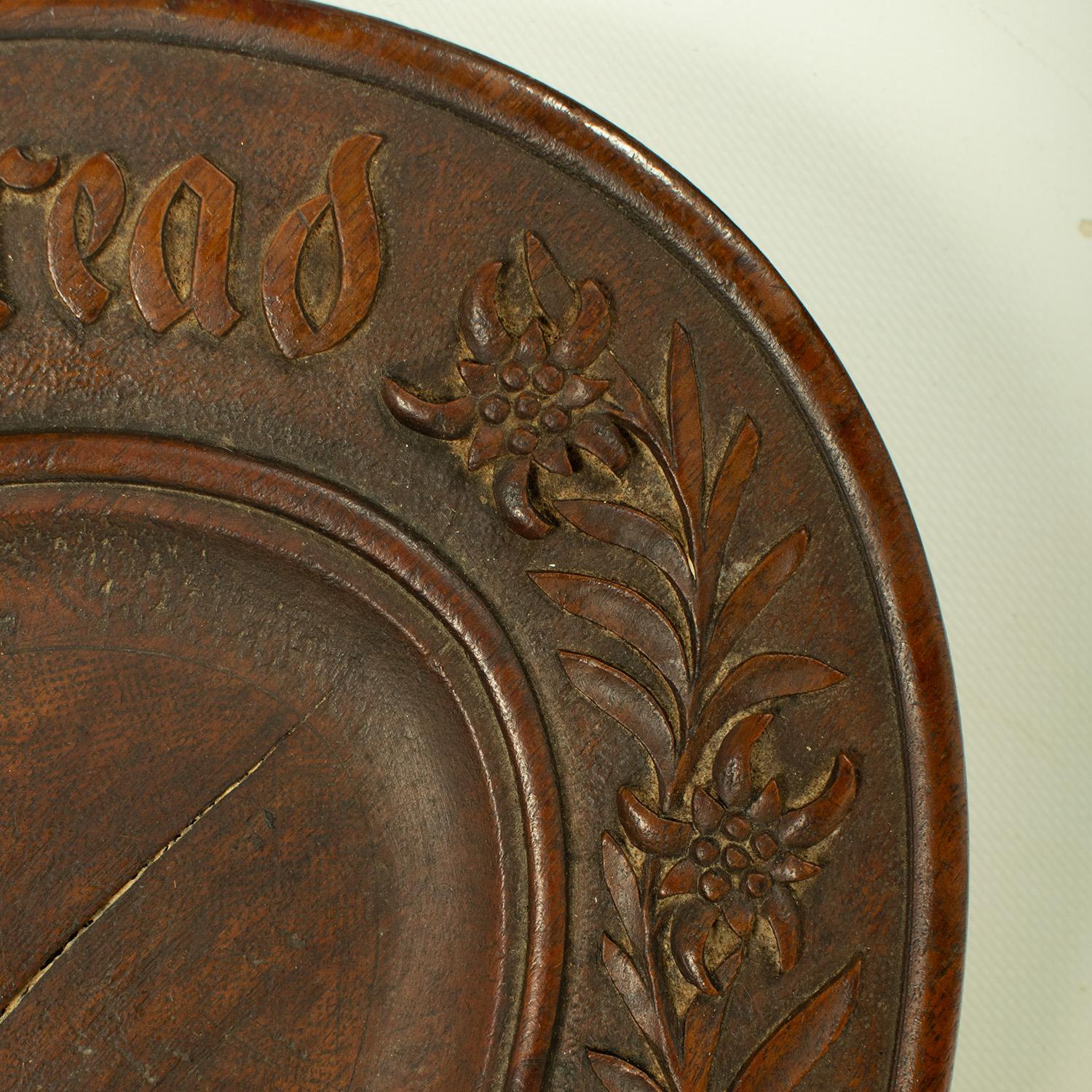 'Dacci oggi il nostro pane quotidiano' Vassoio d'epoca in legno di Oak intagliato In condizioni discrete in vendita a TEYJAT, FR