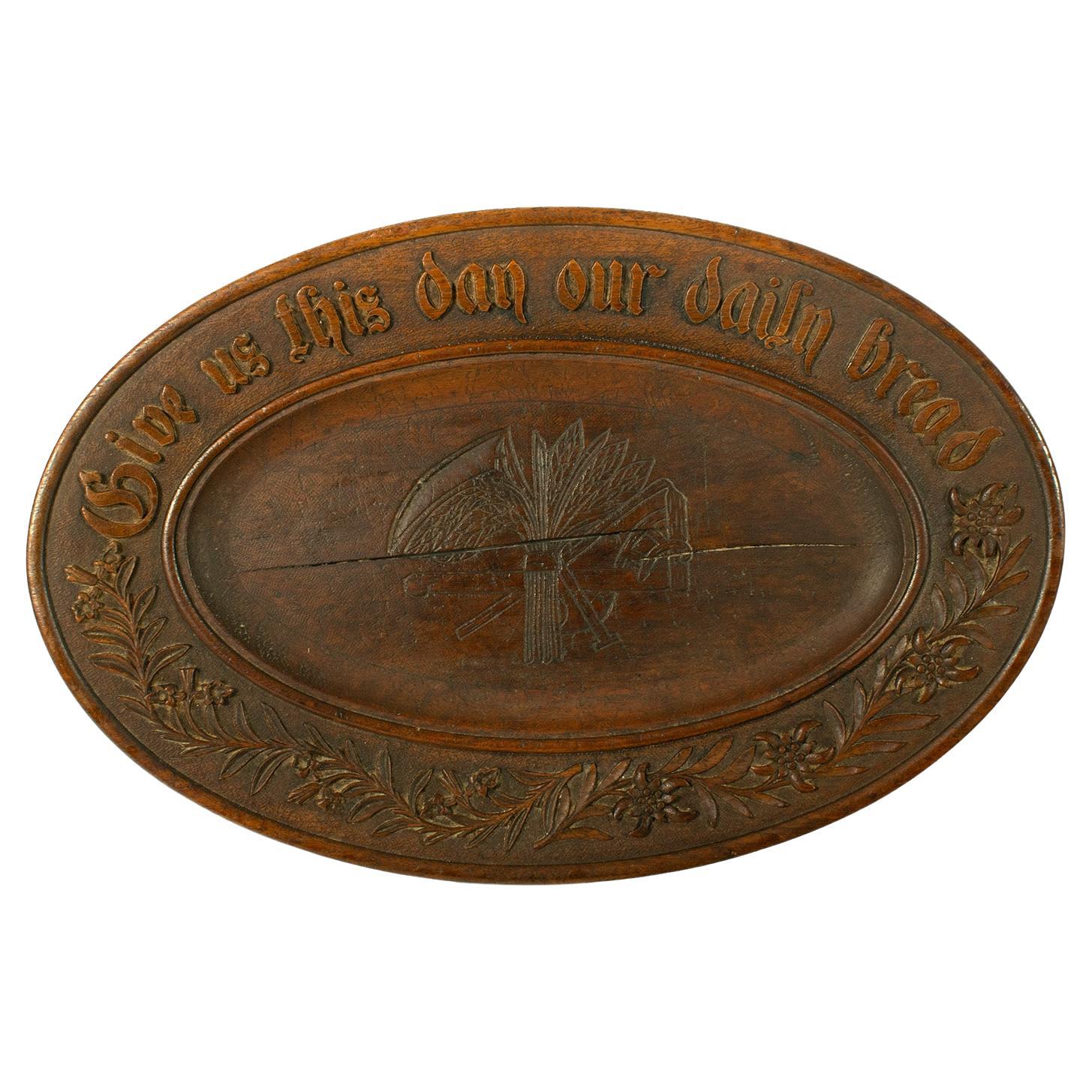 'Dacci oggi il nostro pane quotidiano' Vassoio d'epoca in legno di Oak intagliato in vendita