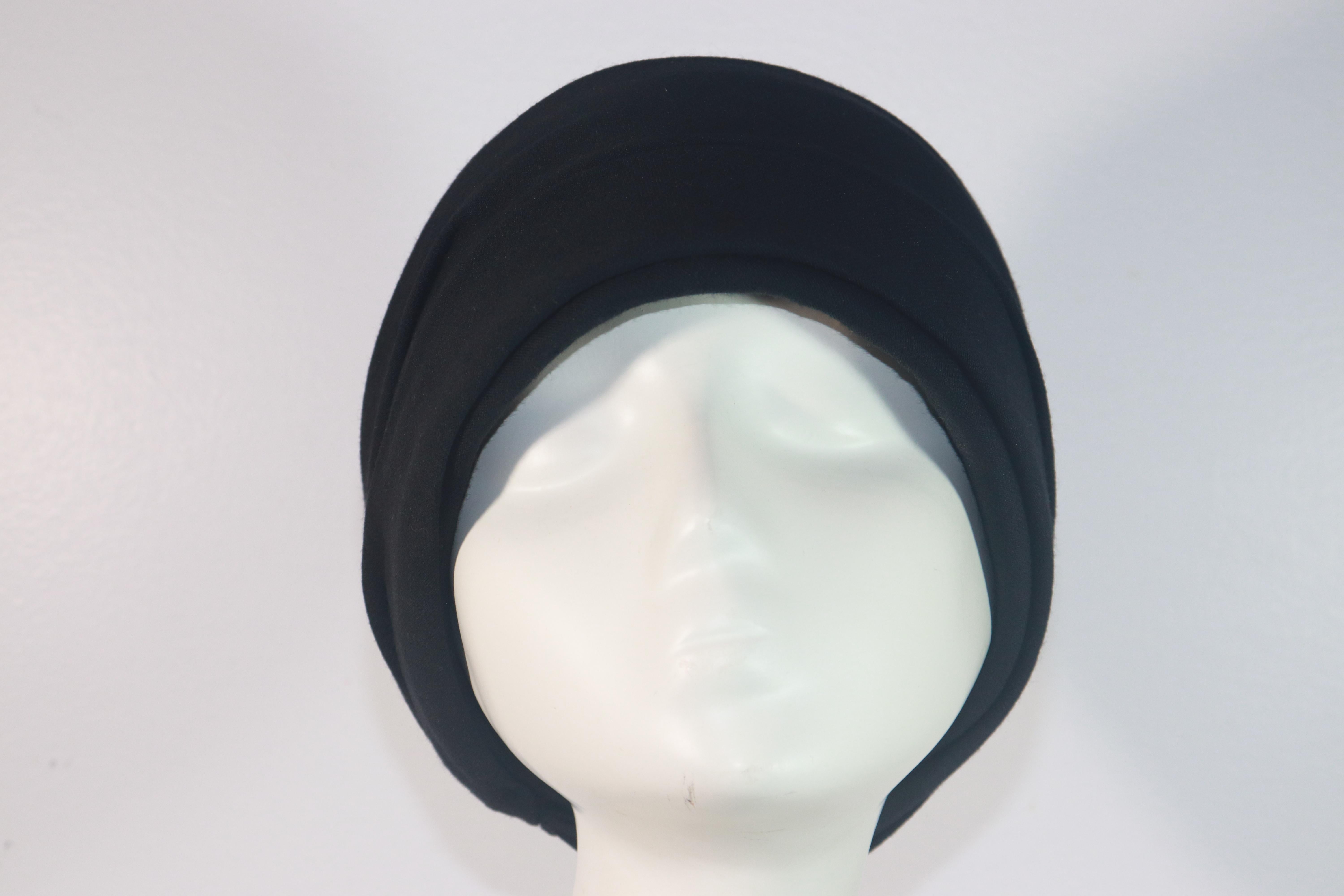 GIVENCHY 1960S cappello a turbante plissettato in jersey di lana nero. Questo cappello è in condizioni immacolate 