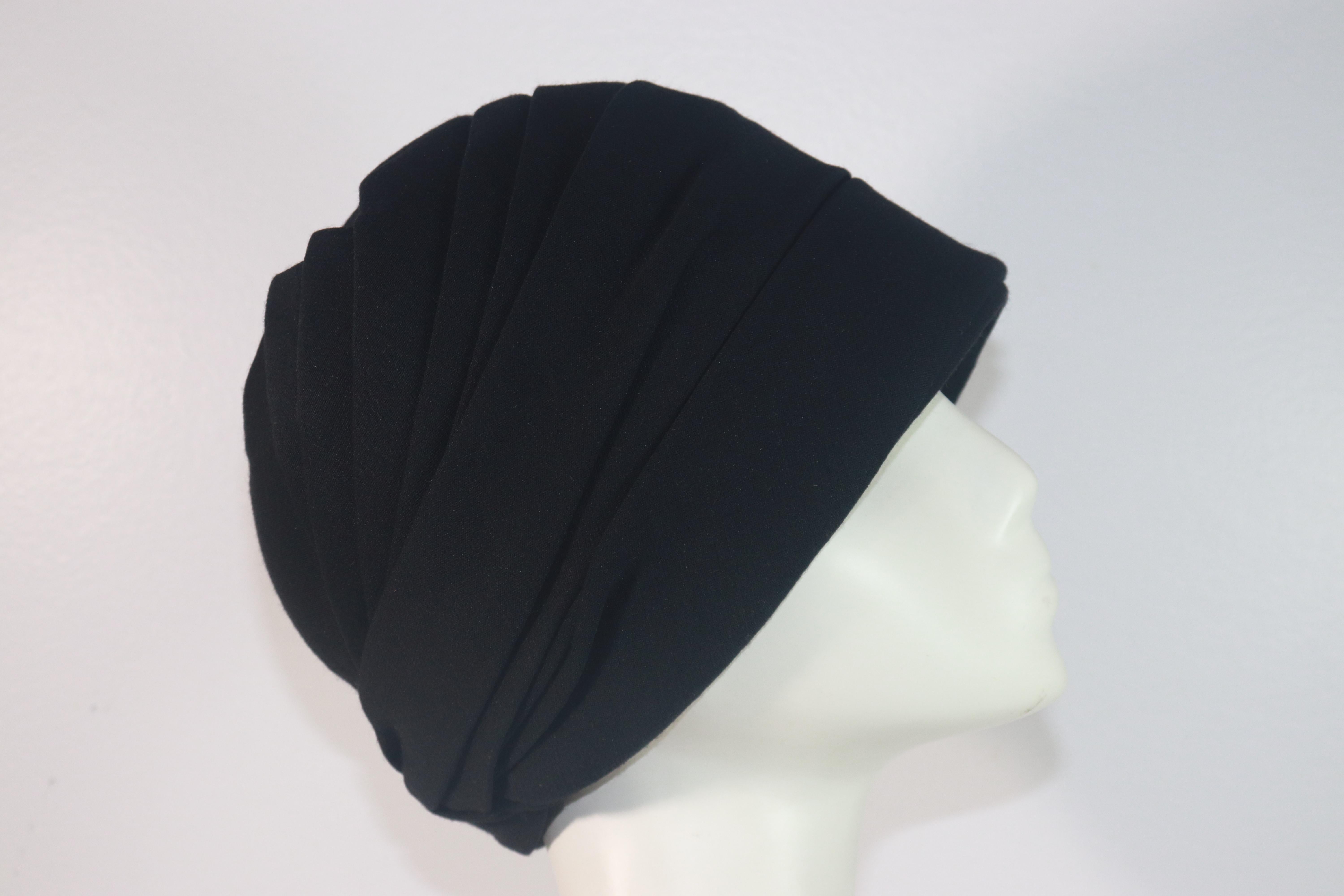 GIVENCHY 1960S Cappello a turbante plissettato in jersey di lana nero In condizioni ottime in vendita a Los Angeles, CA