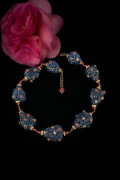 Collana Givenchy 1960 in metallo dorato con smalto blu e perle di vetro
