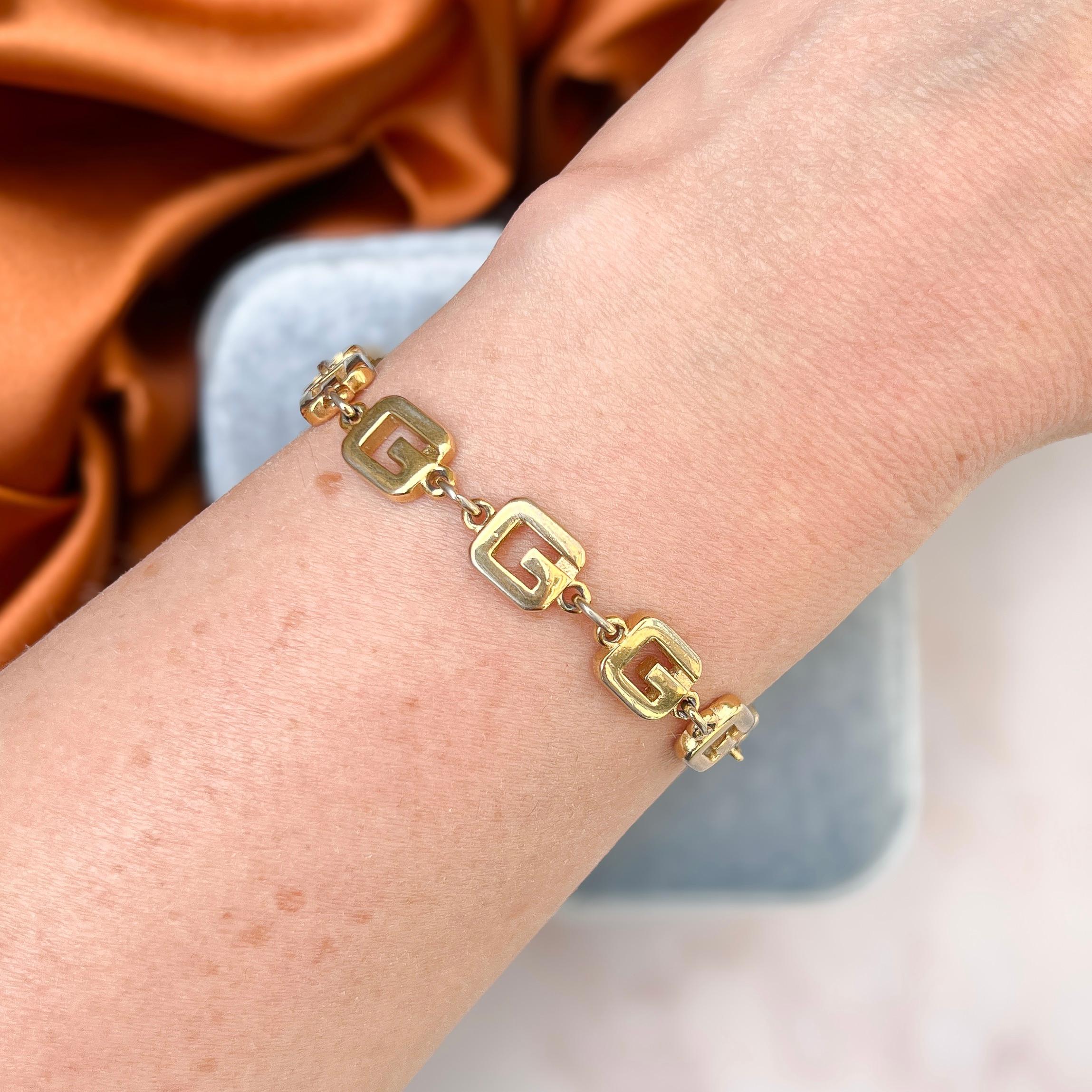 Esta elegante pulsera fue fabricada en los años 70 por Givenchy.

Informe de estado:
Excelente

Los detalles...
Esta pulsera chapada en oro presenta una serie de 